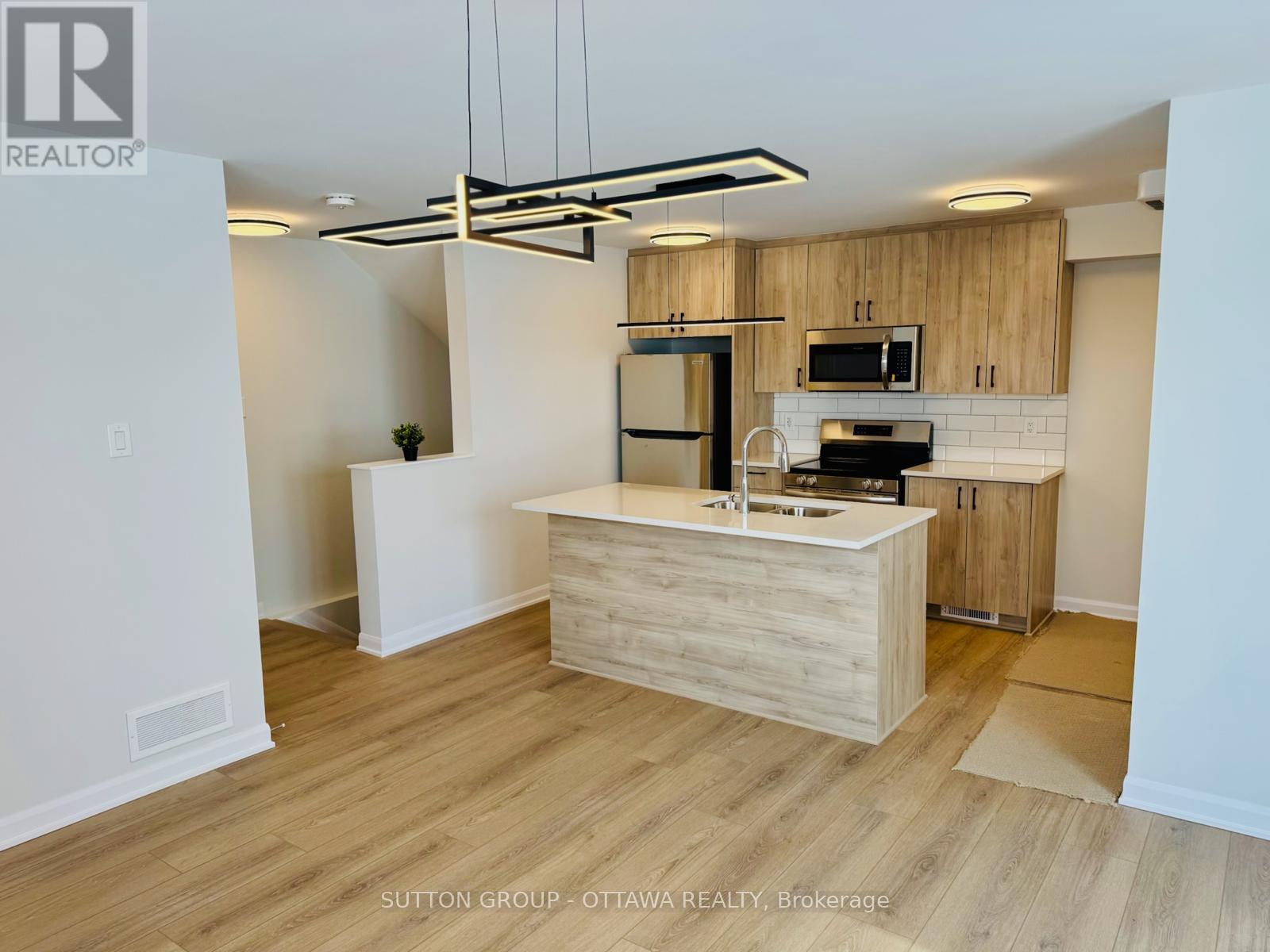 1501 Creekway Private, Ottawa, Ontario  K2T 0R8 - Photo 3 - X12116460