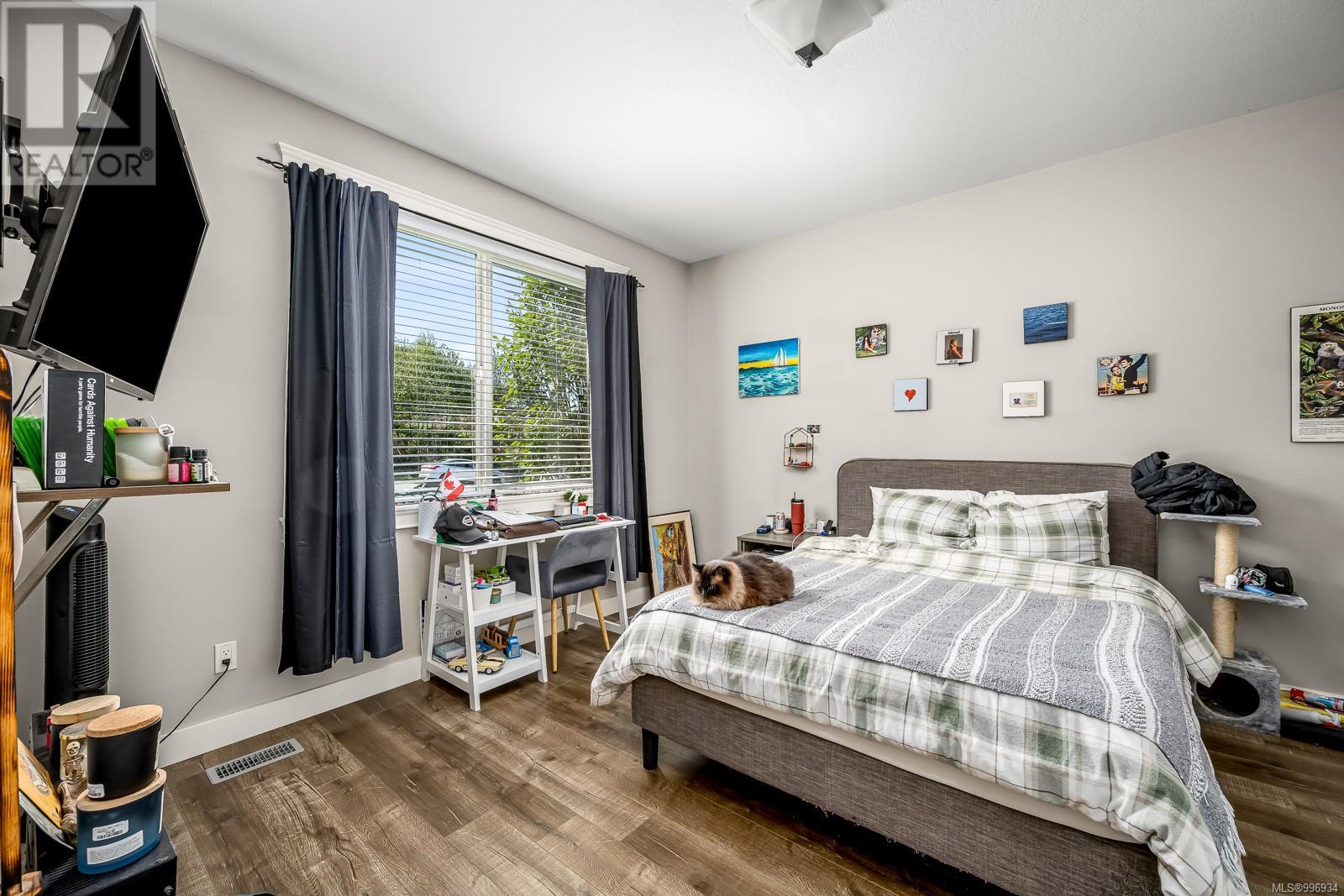 Property at 685 Park Forest Dr image 4