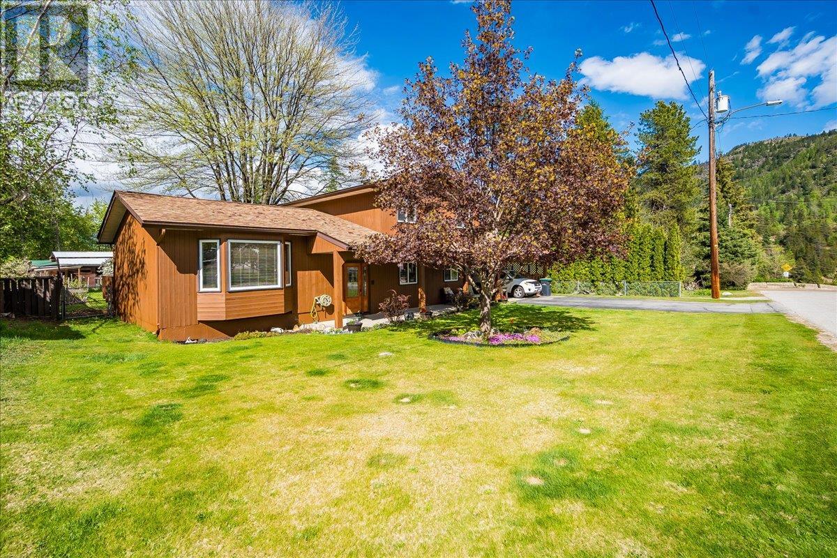 523 105th Street, Castlegar, British Columbia  V1N 3G7 - Photo 3 - 10344255