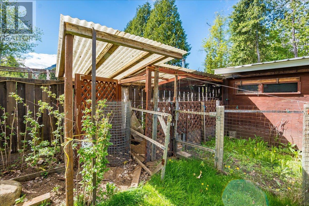 523 105th Street, Castlegar, British Columbia  V1N 3G7 - Photo 18 - 10344255