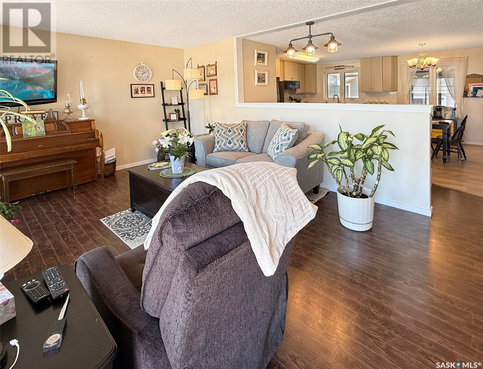 Property at 246 5th AVENUE SE image 3