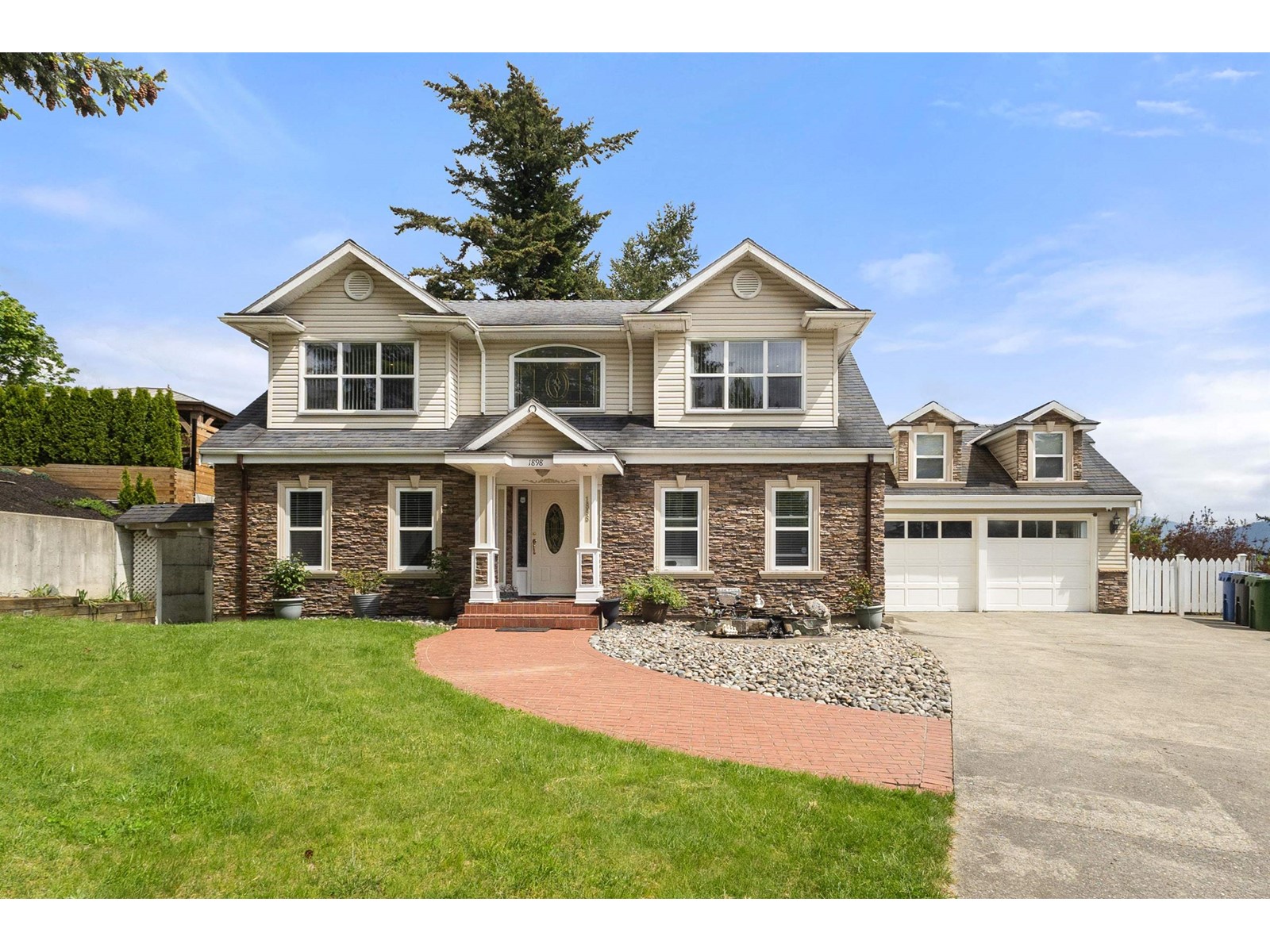 1898 View Grove Place, Abbotsford, British Columbia  V3G 2E4 - Photo 1 - R2994921