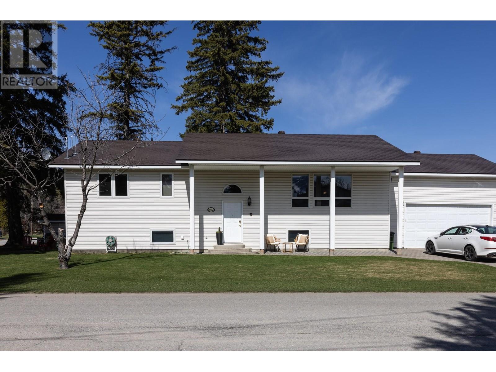 802 11th Avenue, Fernie, British Columbia  V0B 1M0 - Photo 2 - 10344951
