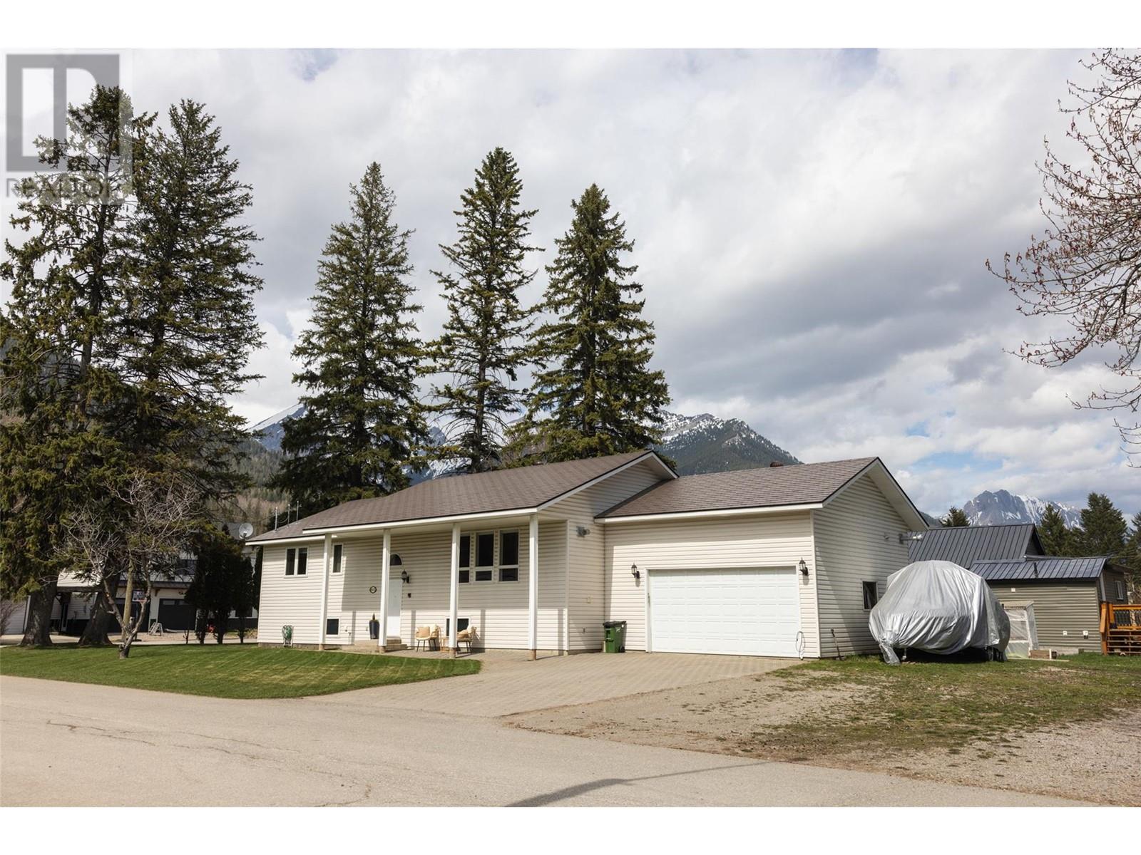 802 11th Avenue, Fernie, British Columbia  V0B 1M0 - Photo 3 - 10344951