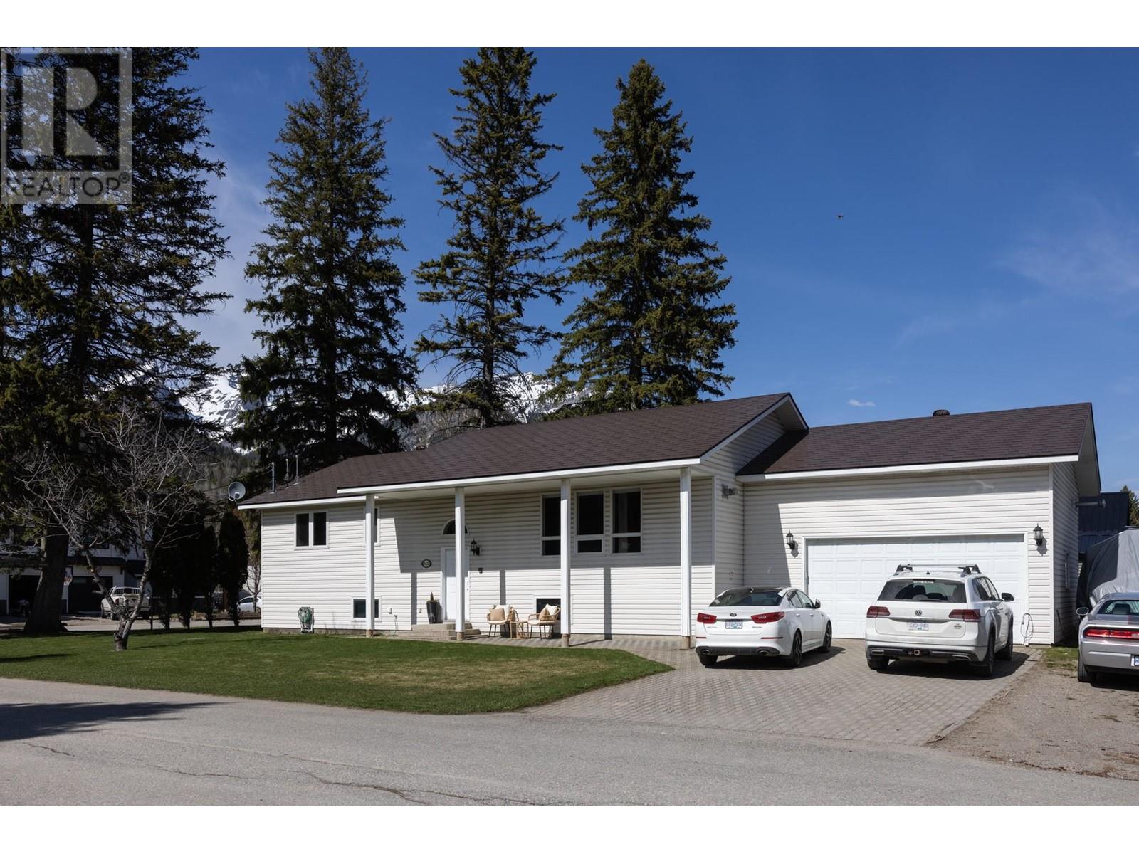802 11th Avenue, Fernie, British Columbia  V0B 1M0 - Photo 4 - 10344951