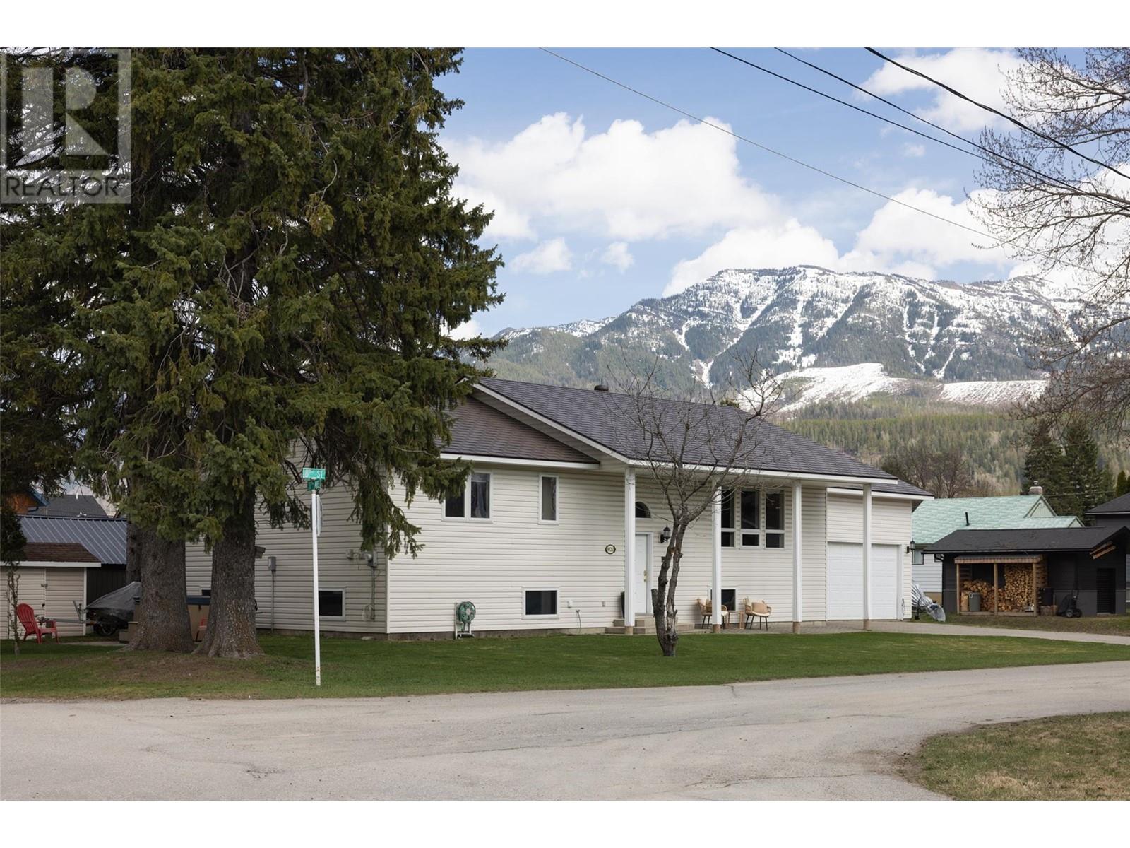 802 11th Avenue, Fernie, British Columbia  V0B 1M0 - Photo 5 - 10344951