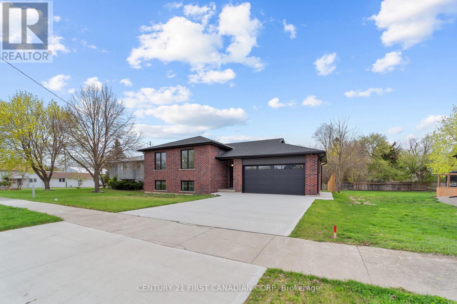134 King Street, Lambton Shores, Ontario  N0M 2L0 - Photo 11 - X12063295