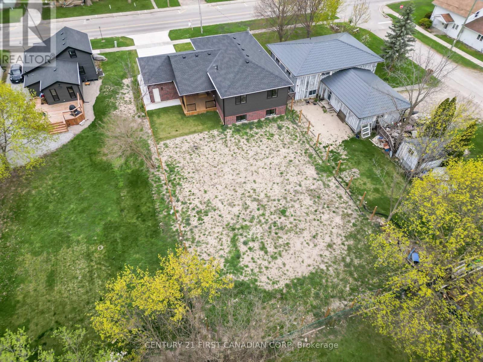 134 King Street, Lambton Shores, Ontario  N0M 2L0 - Photo 5 - X12063295