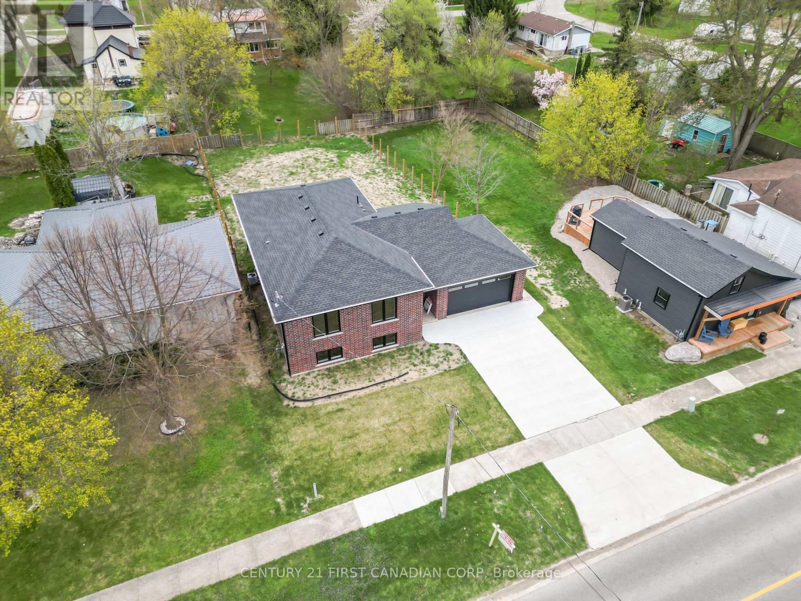 134 King Street, Lambton Shores, Ontario  N0M 2L0 - Photo 9 - X12063295