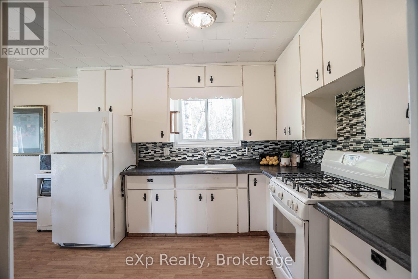 32 Baywatch Drive, Northern Bruce Peninsula, Ontario  N0H 2T0 - Photo 14 - X12116693
