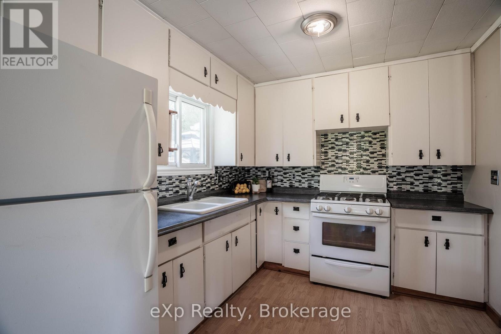 32 Baywatch Drive, Northern Bruce Peninsula, Ontario  N0H 2T0 - Photo 15 - X12116693