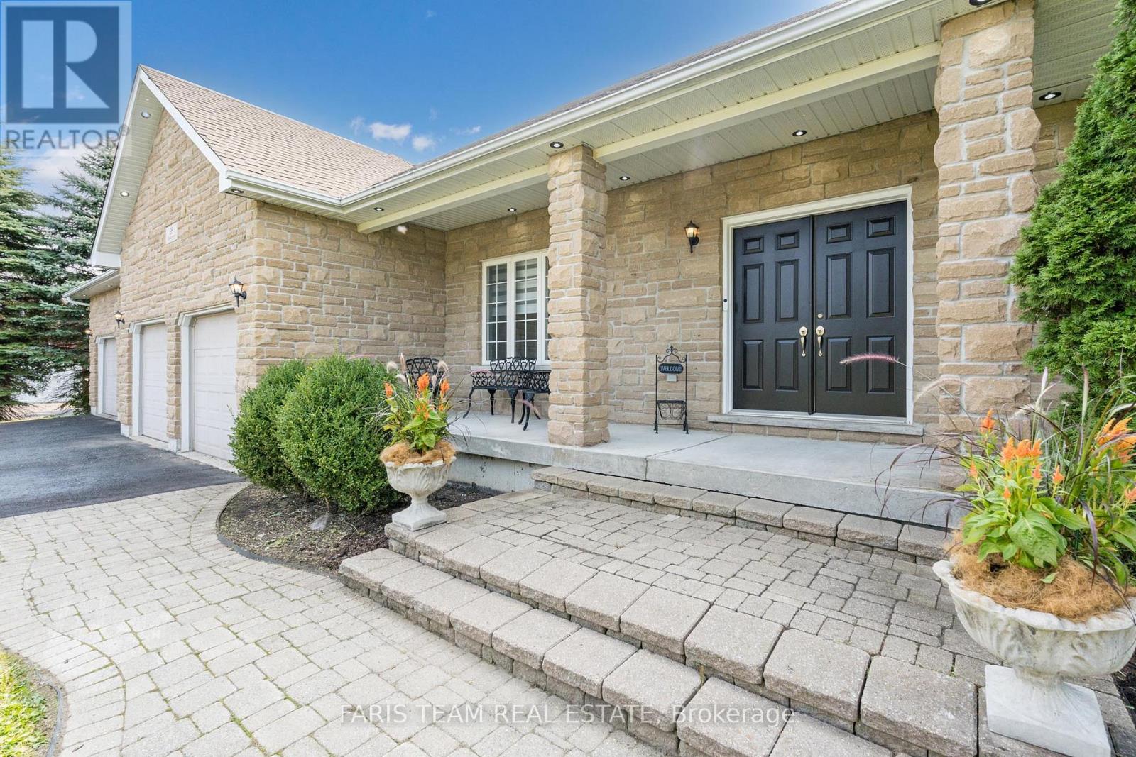 39 Vanderpost Crescent, Essa, Ontario  L0L 2N0 - Photo 3 - N12116509