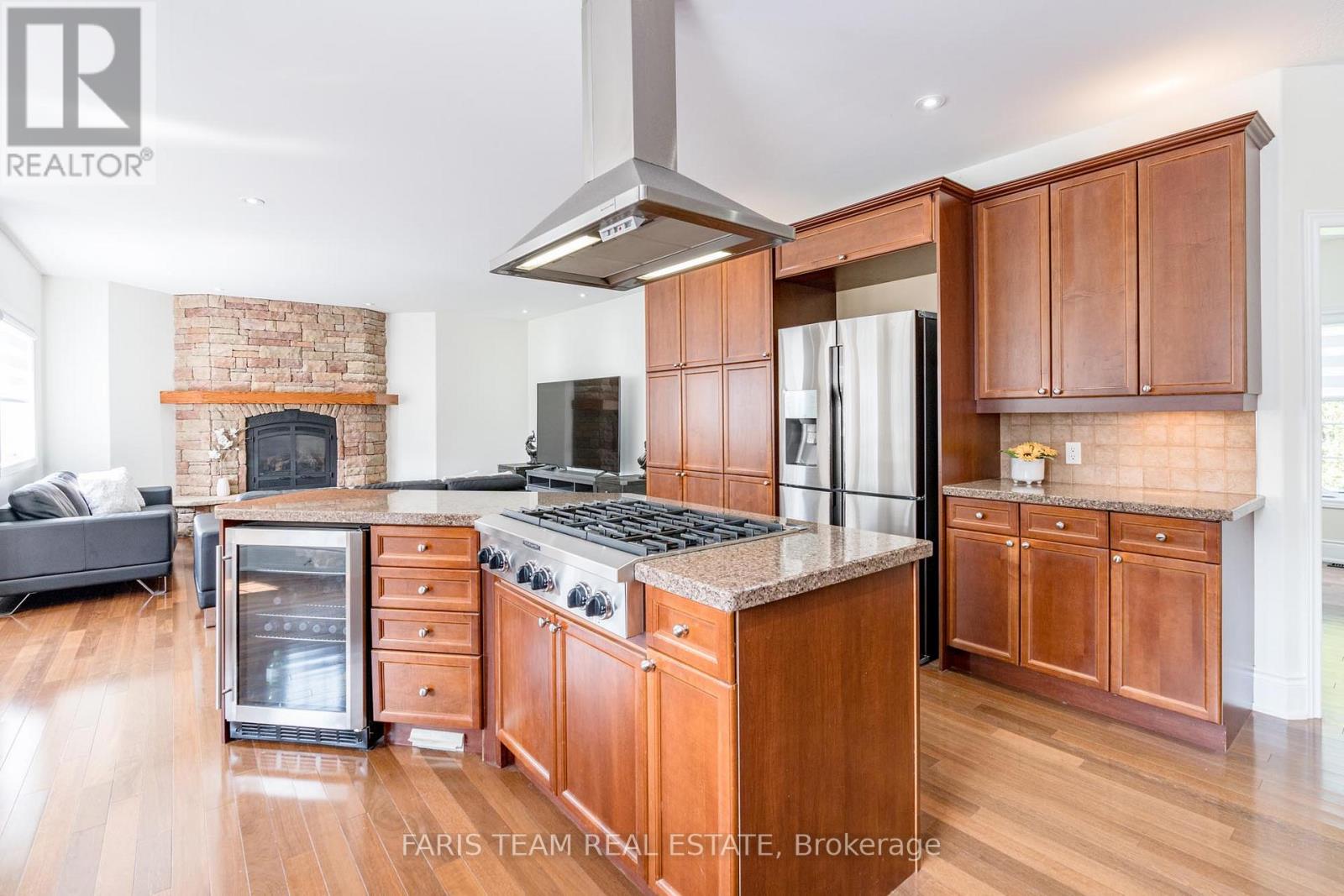 39 Vanderpost Crescent, Essa, Ontario  L0L 2N0 - Photo 5 - N12116509