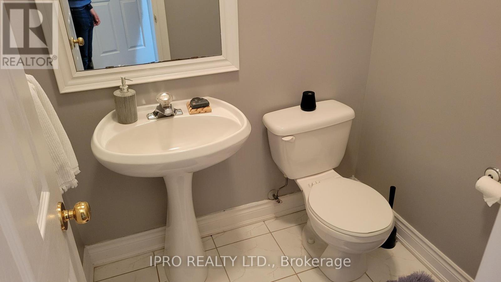 70 Ochalski Road, Aurora, Ontario  L4G 7J3 - Photo 10 - N12116535
