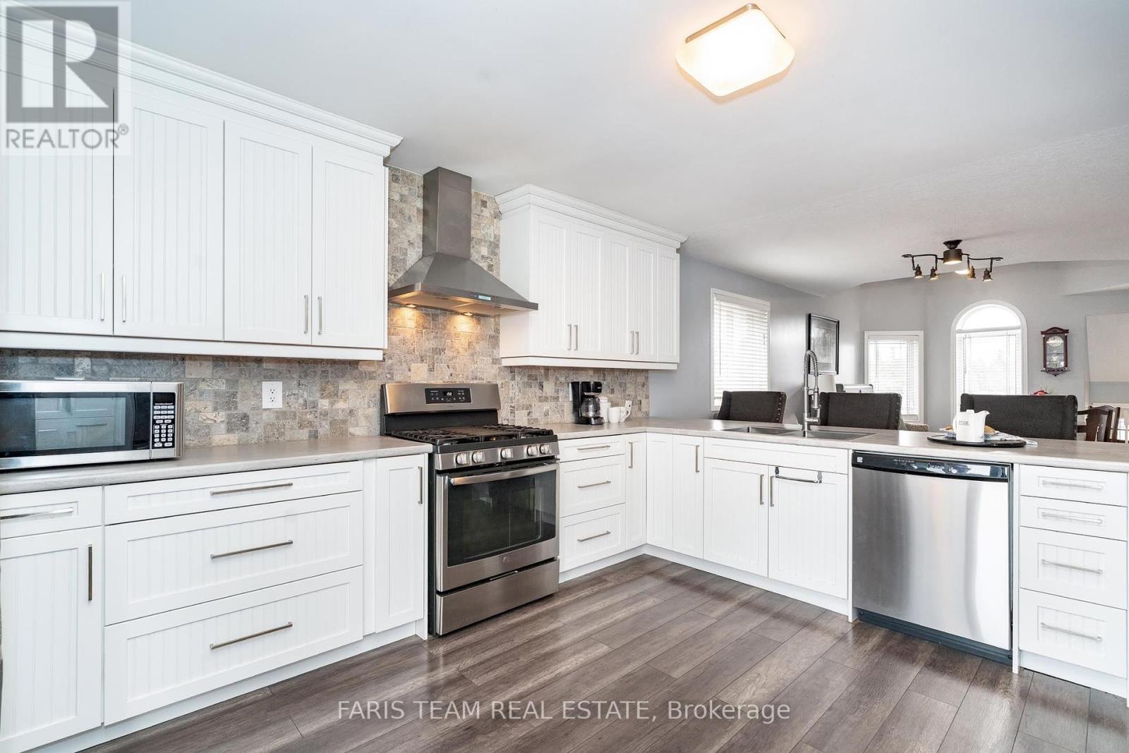126 Hanmer Street E, Barrie, Ontario  L4M 6V9 - Photo 3 - S12116518