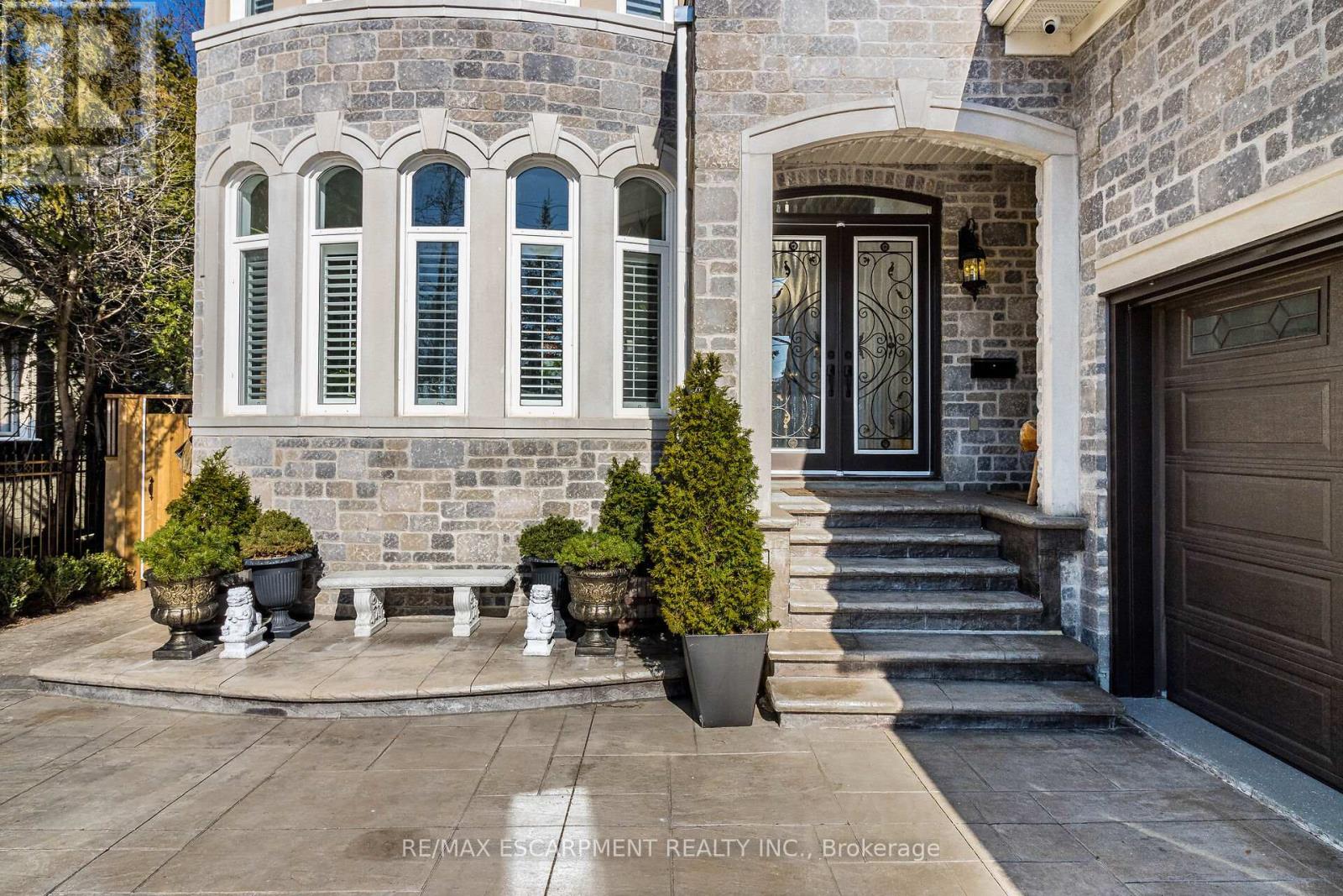 Property at 729 QUEENSWAY W image 3