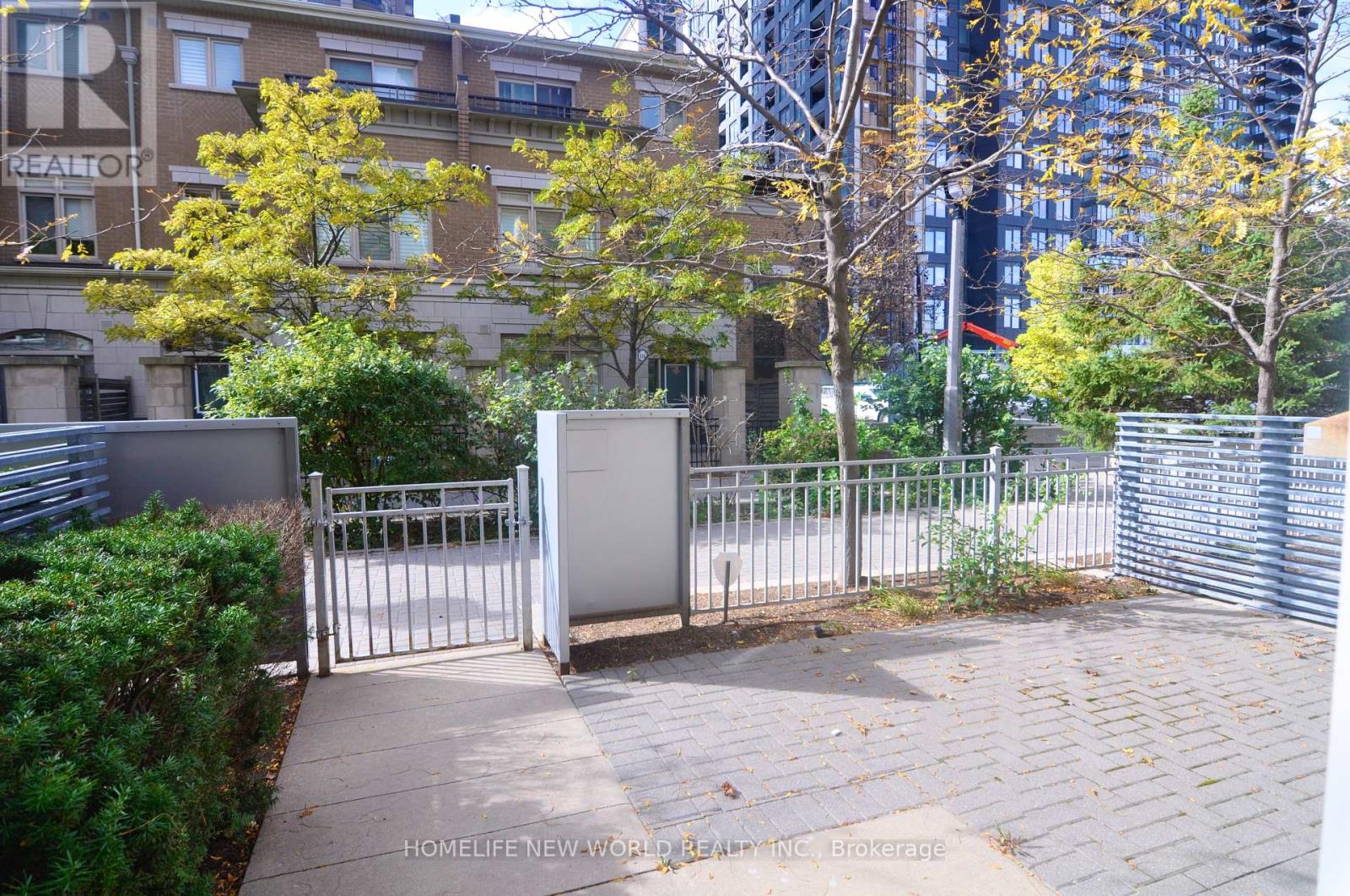 Th5 - 370 Square One Drive, Mississauga, Ontario  L5B 0E6 - Photo 2 - W12116550