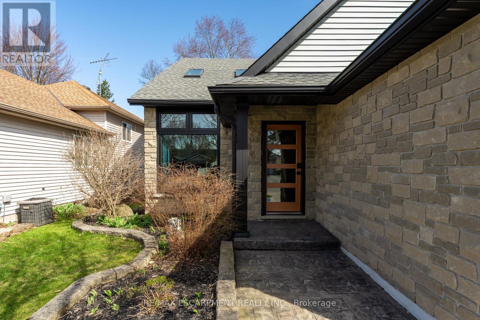 321 Beckett Crescent, Pelham, Ontario  L0S 1E4 - Photo 6 - X12065595