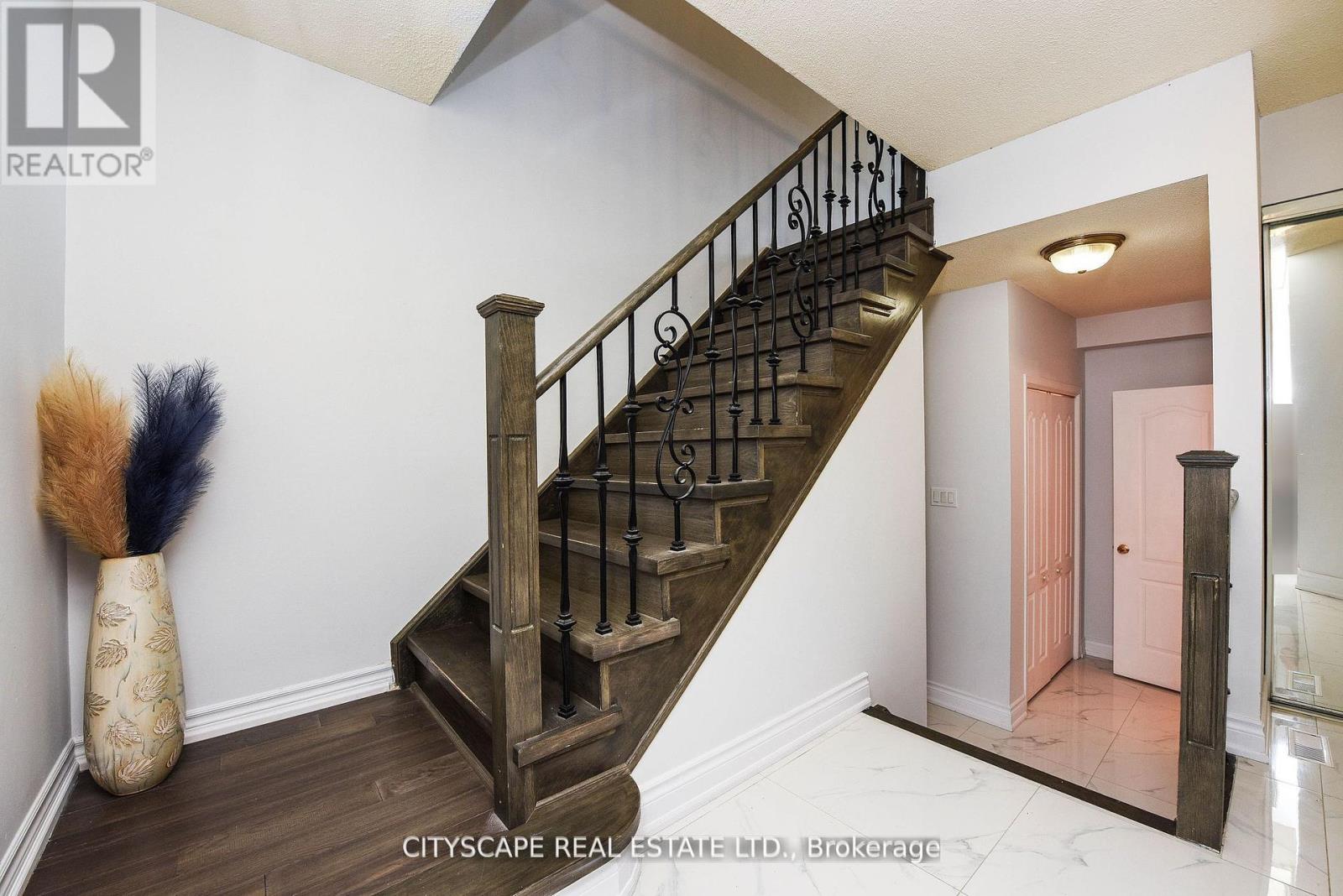 6037 Clover Ridge Crescent, Mississauga, Ontario  L5N 7B4 - Photo 2 - W12116679
