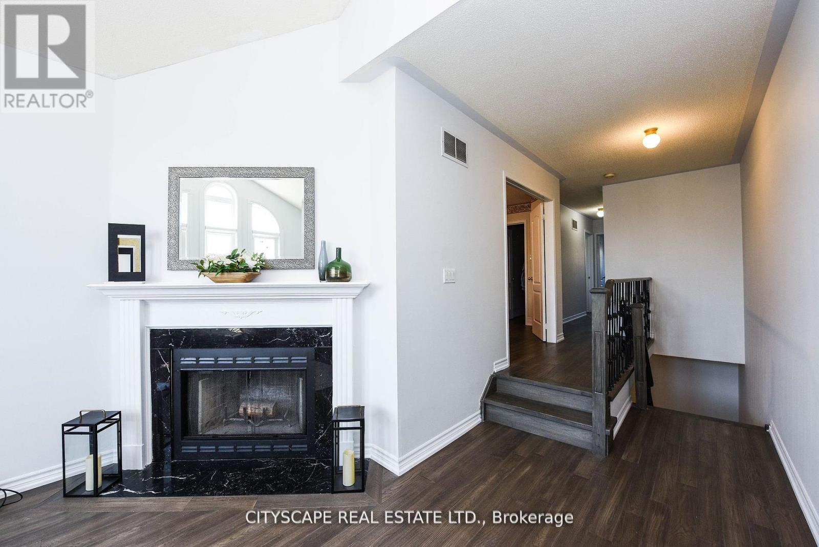 6037 Clover Ridge Crescent, Mississauga, Ontario  L5N 7B4 - Photo 4 - W12116679