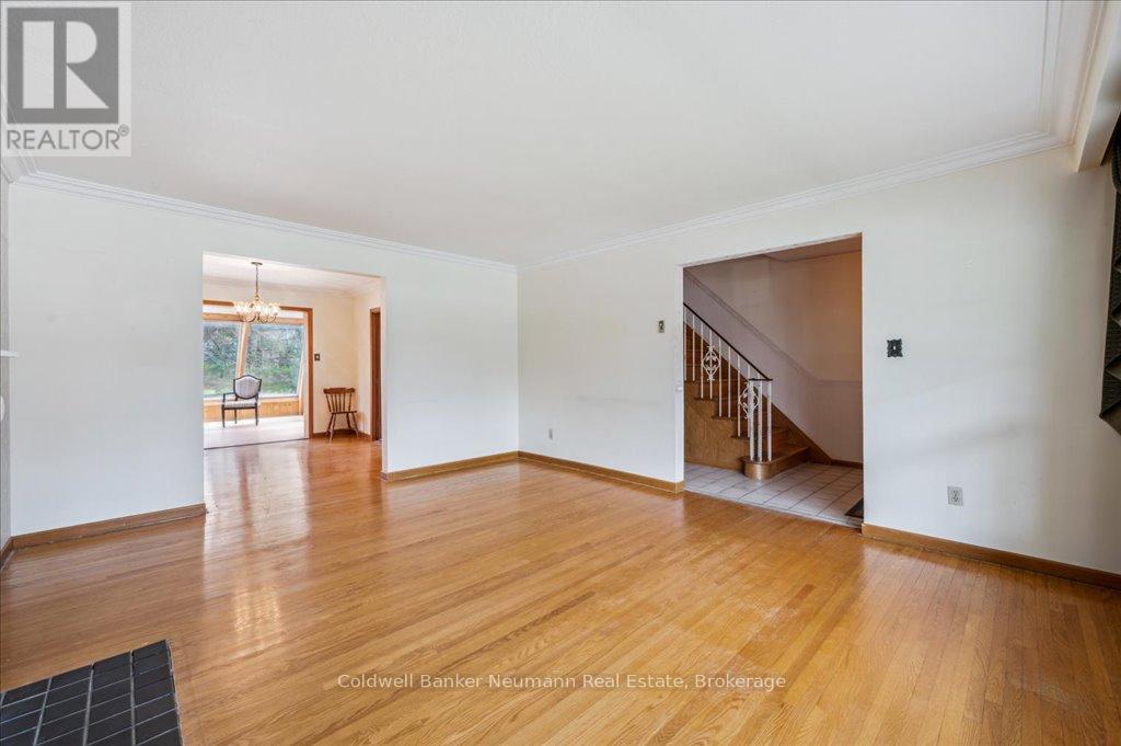 61 Applewood Crescent, Guelph, Ontario  N1H 6B3 - Photo 10 - X12114737