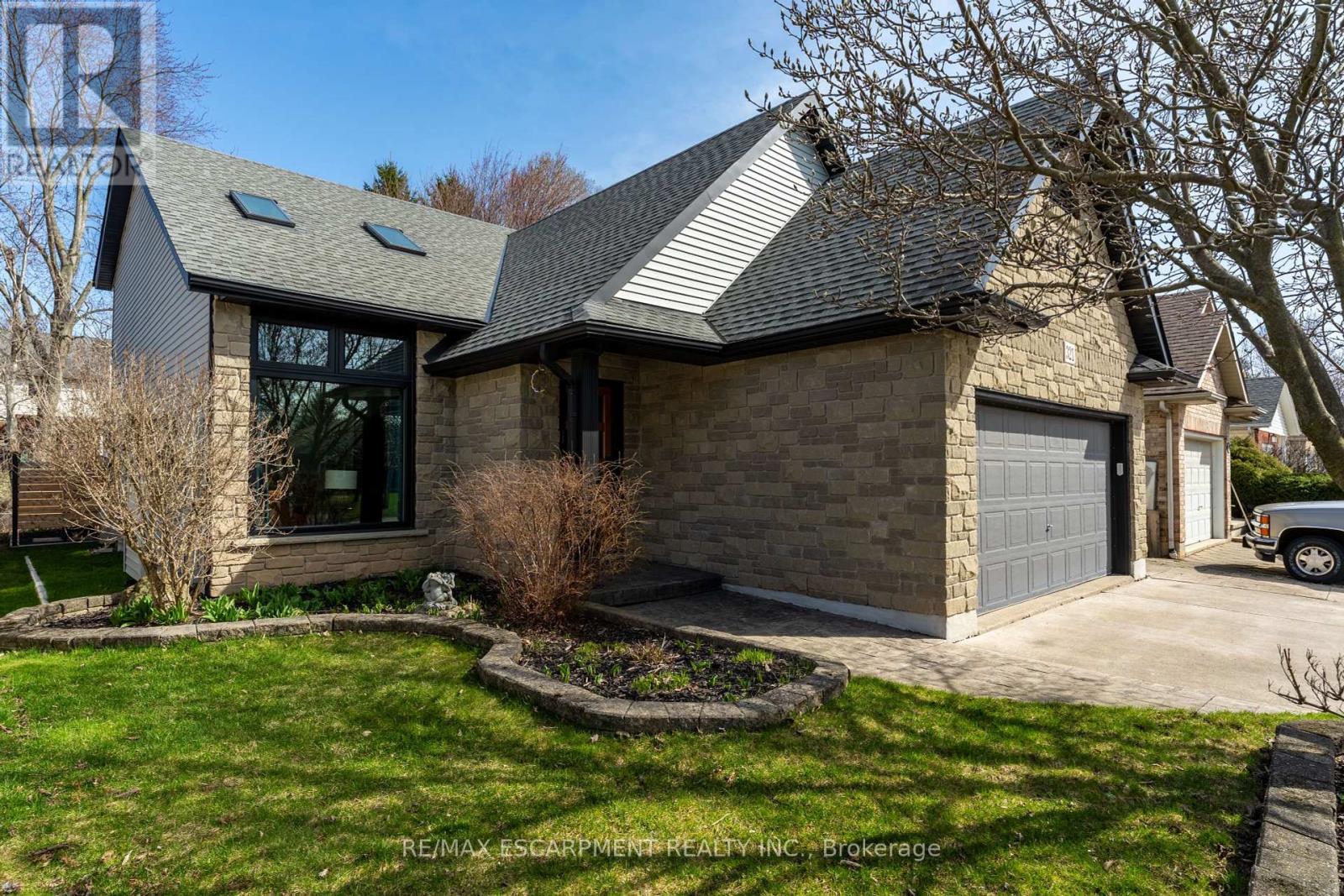 321 Beckett Crescent, Pelham, Ontario  L0S 1E4 - Photo 2 - X12065595