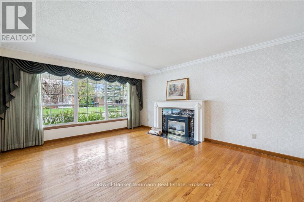61 Applewood Crescent, Guelph, Ontario  N1H 6B3 - Photo 8 - X12114737