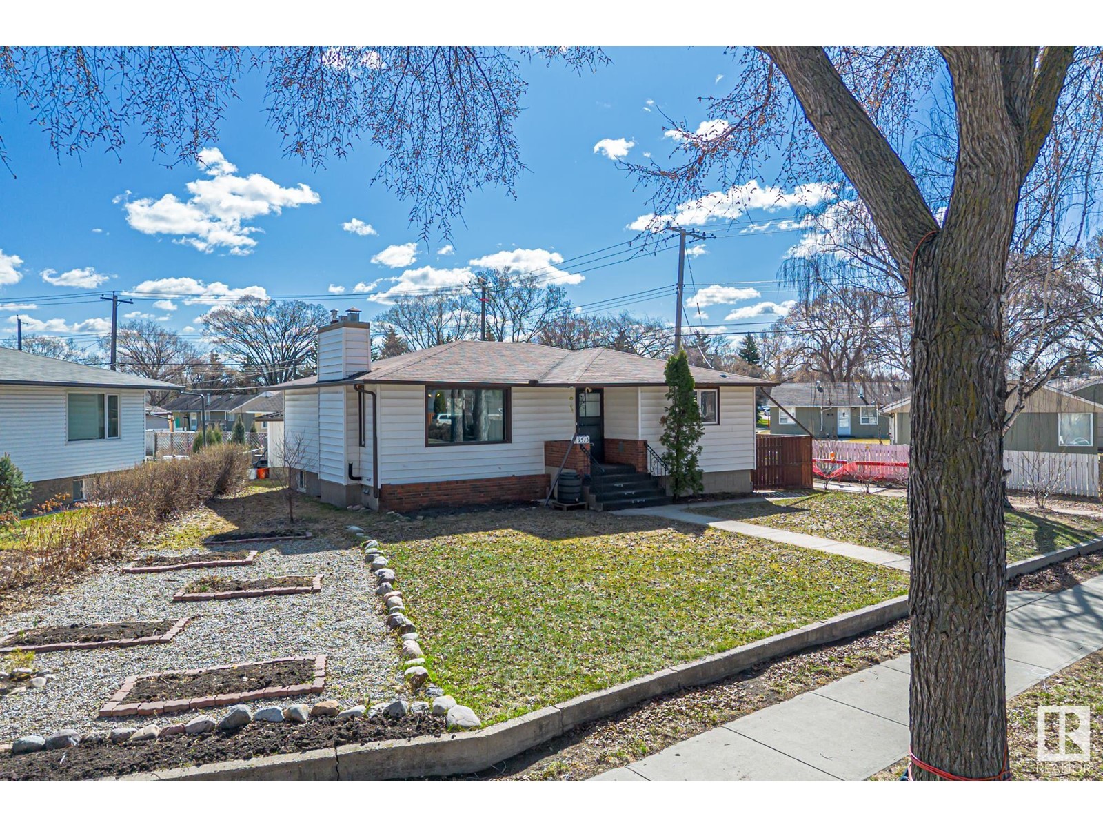 Property at 9513 81 ST NW image 4
