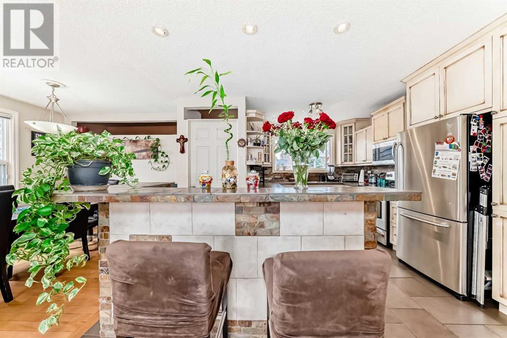 53 Wakefield Drive Sw, Calgary, Alberta  T3C 2W8 - Photo 4 - A2215940