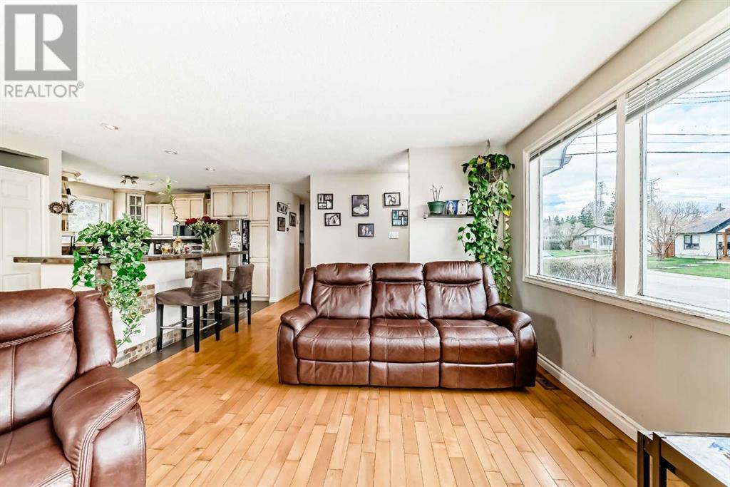 53 Wakefield Drive Sw, Calgary, Alberta  T3C 2W8 - Photo 6 - A2215940