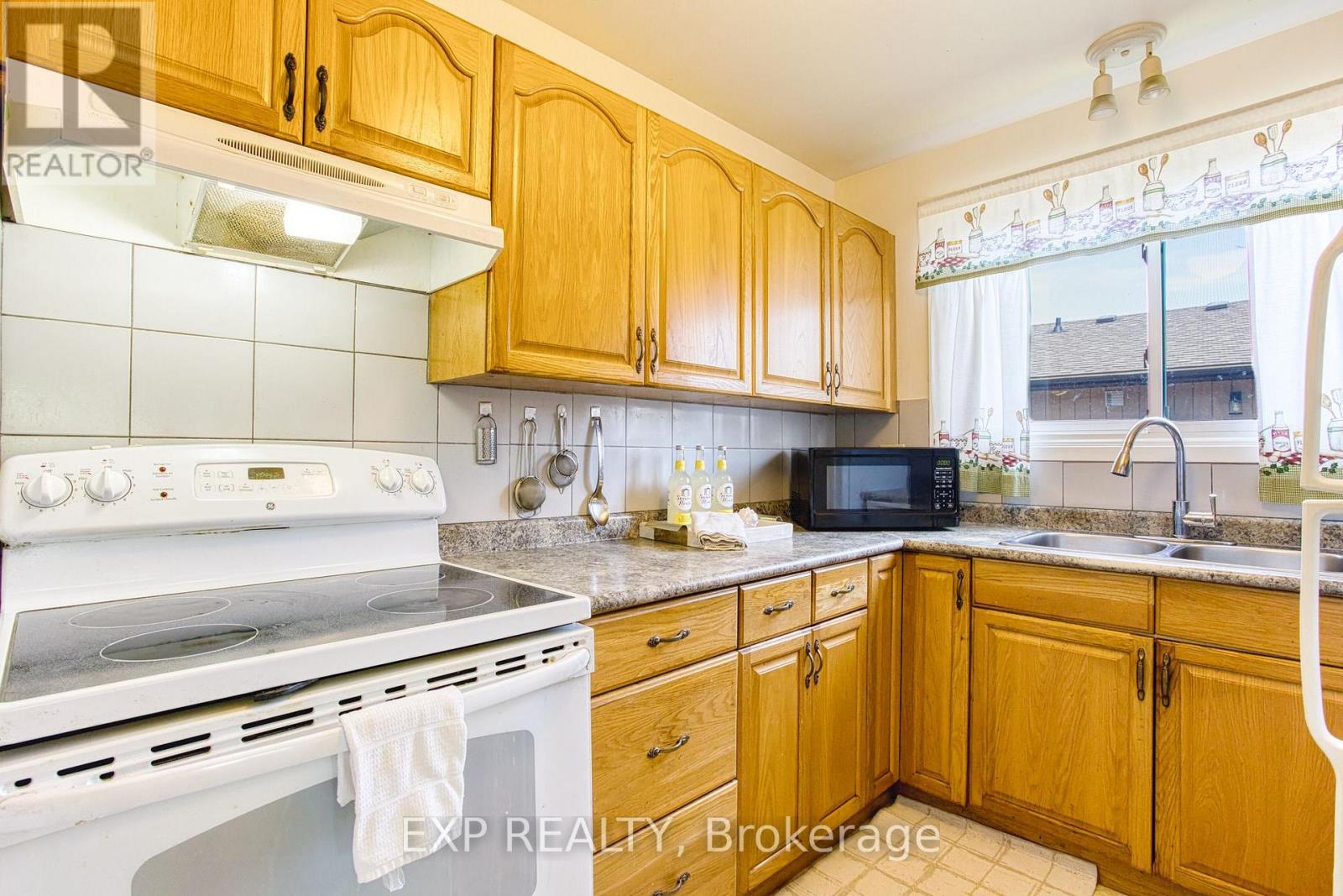 4 Cedar Glen, Grimsby, Ontario  L3M 4K2 - Photo 12 - X12116512