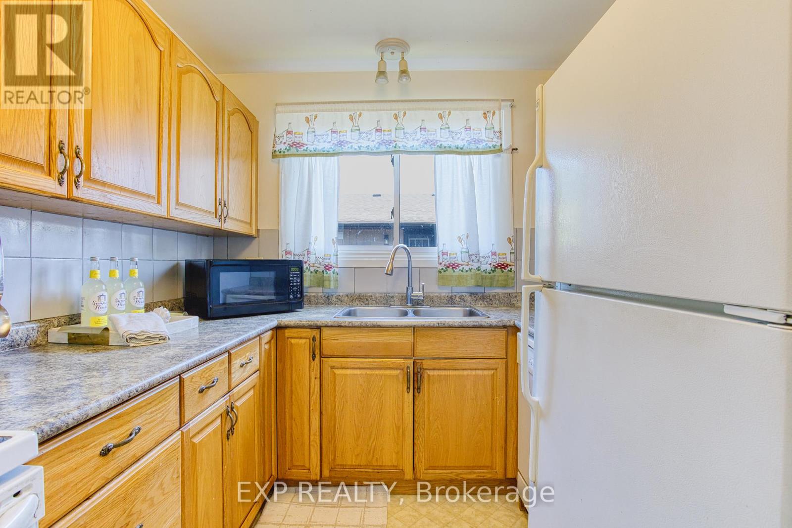 4 Cedar Glen, Grimsby, Ontario  L3M 4K2 - Photo 13 - X12116512