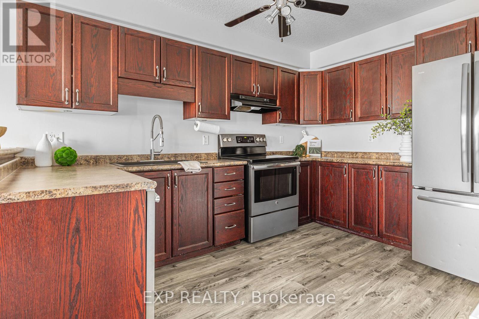 Property at 181 SOPHIA CRESCENT image 2