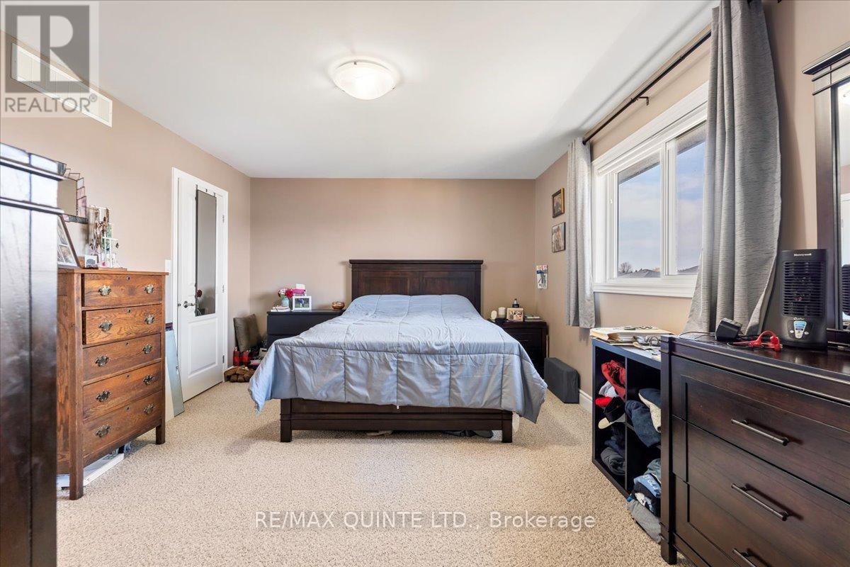 75 Glenview Crescent, Belleville, Ontario  K8P 0A8 - Photo 11 - X12117048