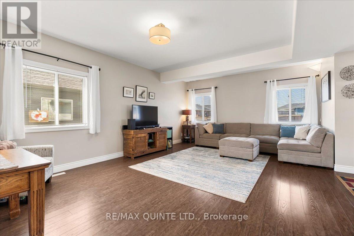75 Glenview Crescent, Belleville, Ontario  K8P 0A8 - Photo 4 - X12117048