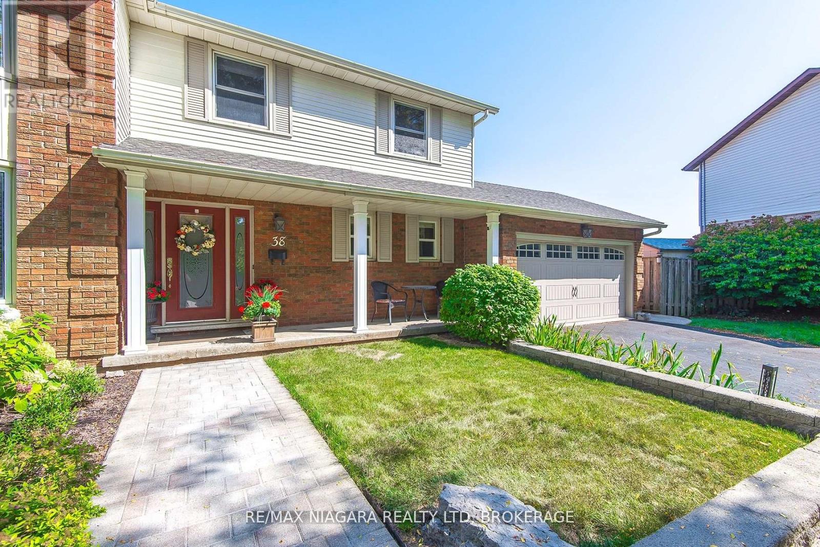 38 Banburry Crescent, Grimsby (Grimsby Beach), Ontario  L3M 4N8 - Photo 2 - X12116907