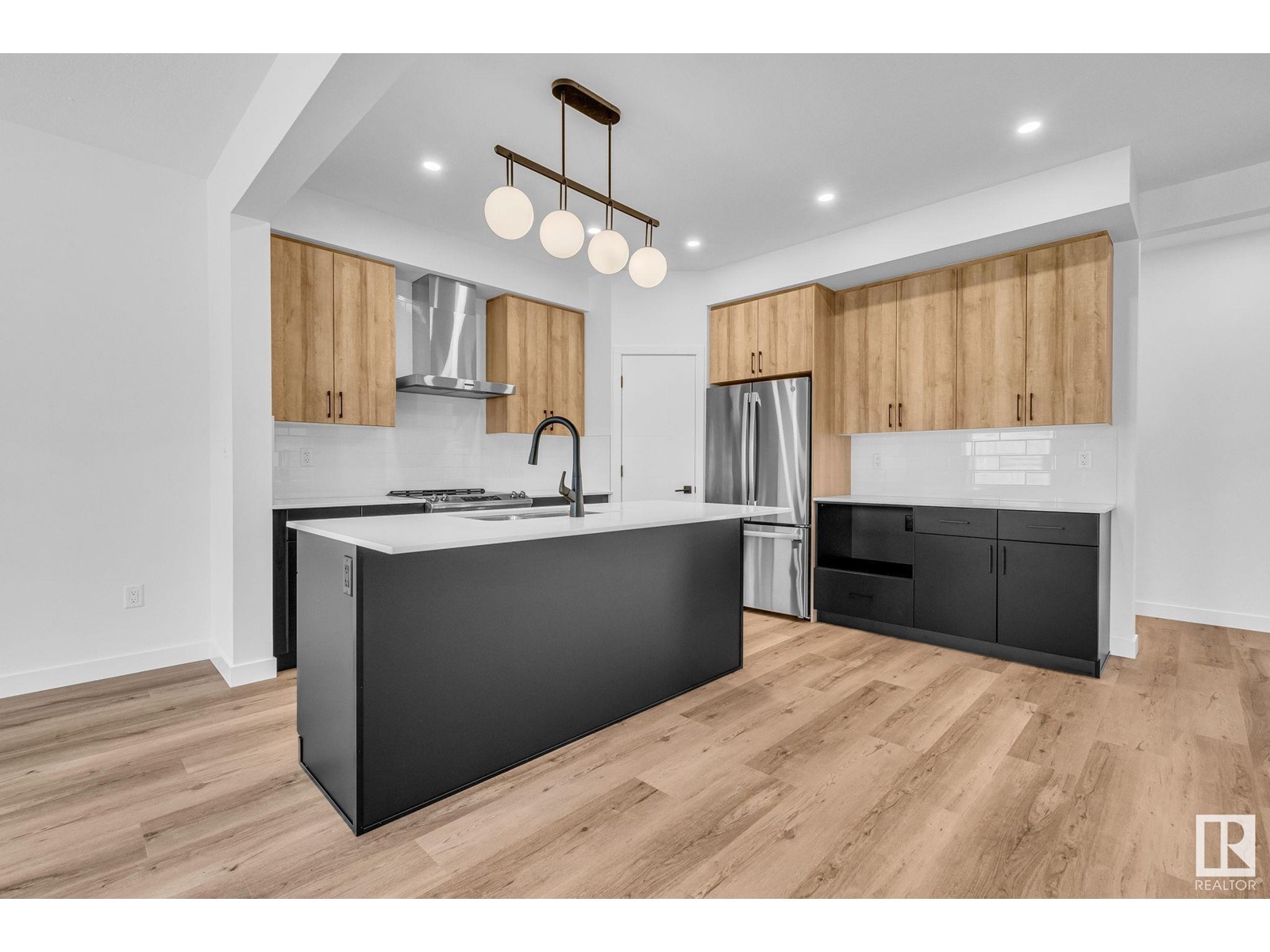 Property at 98 ROYAL ST image 2
