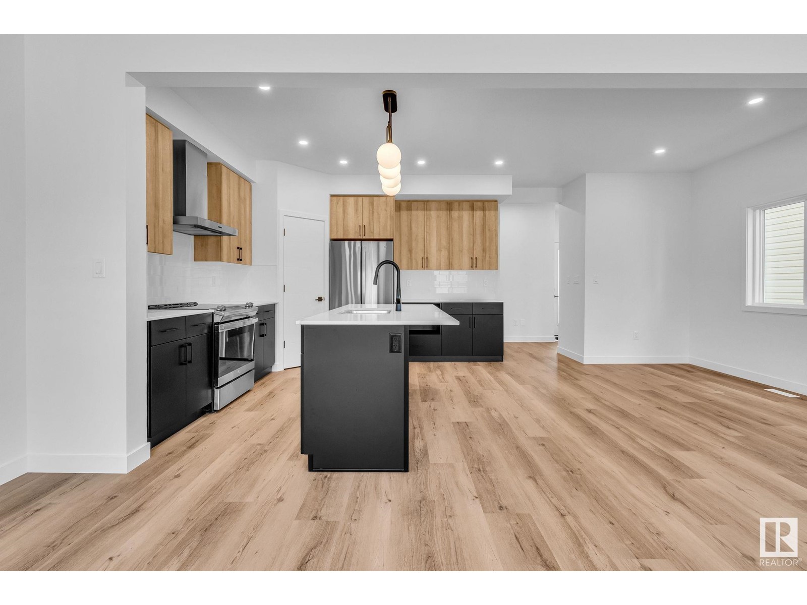 Property at 98 ROYAL ST image 3