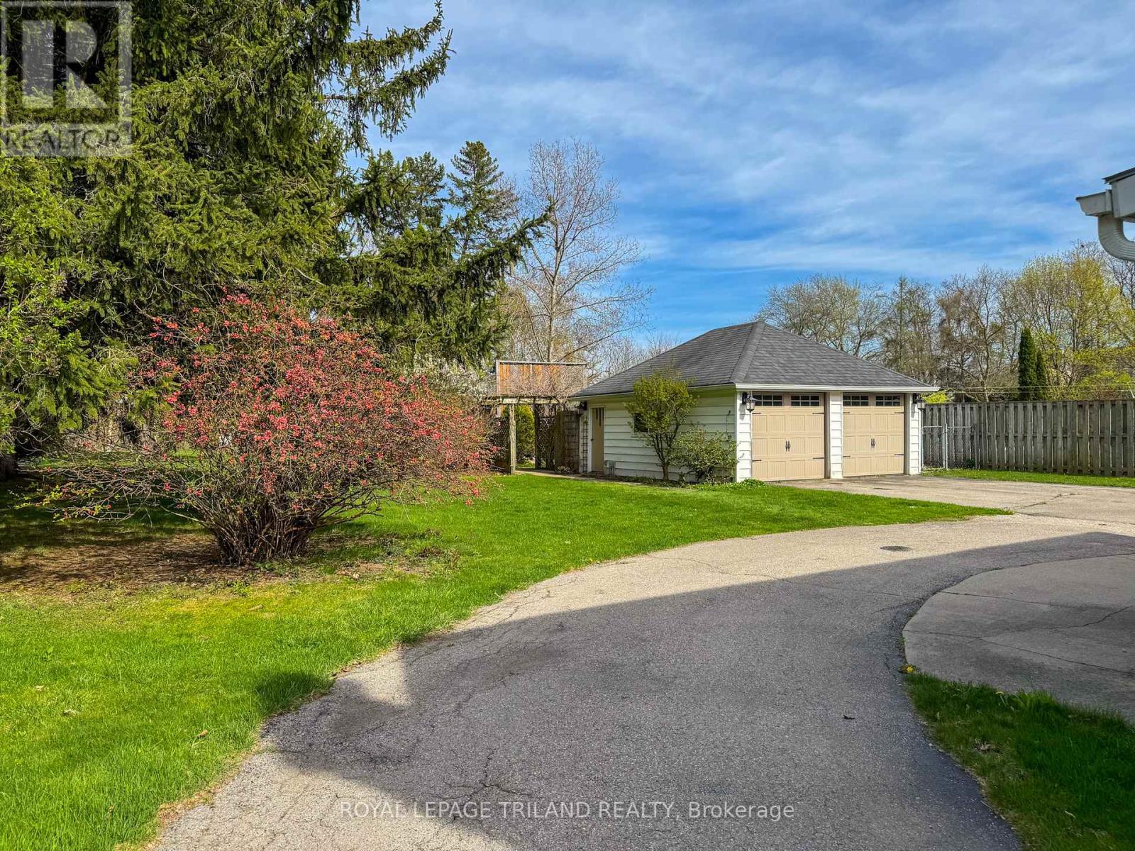 357 Sunset Drive, Central Elgin, Ontario  N5R 3C6 - Photo 4 - X12116925