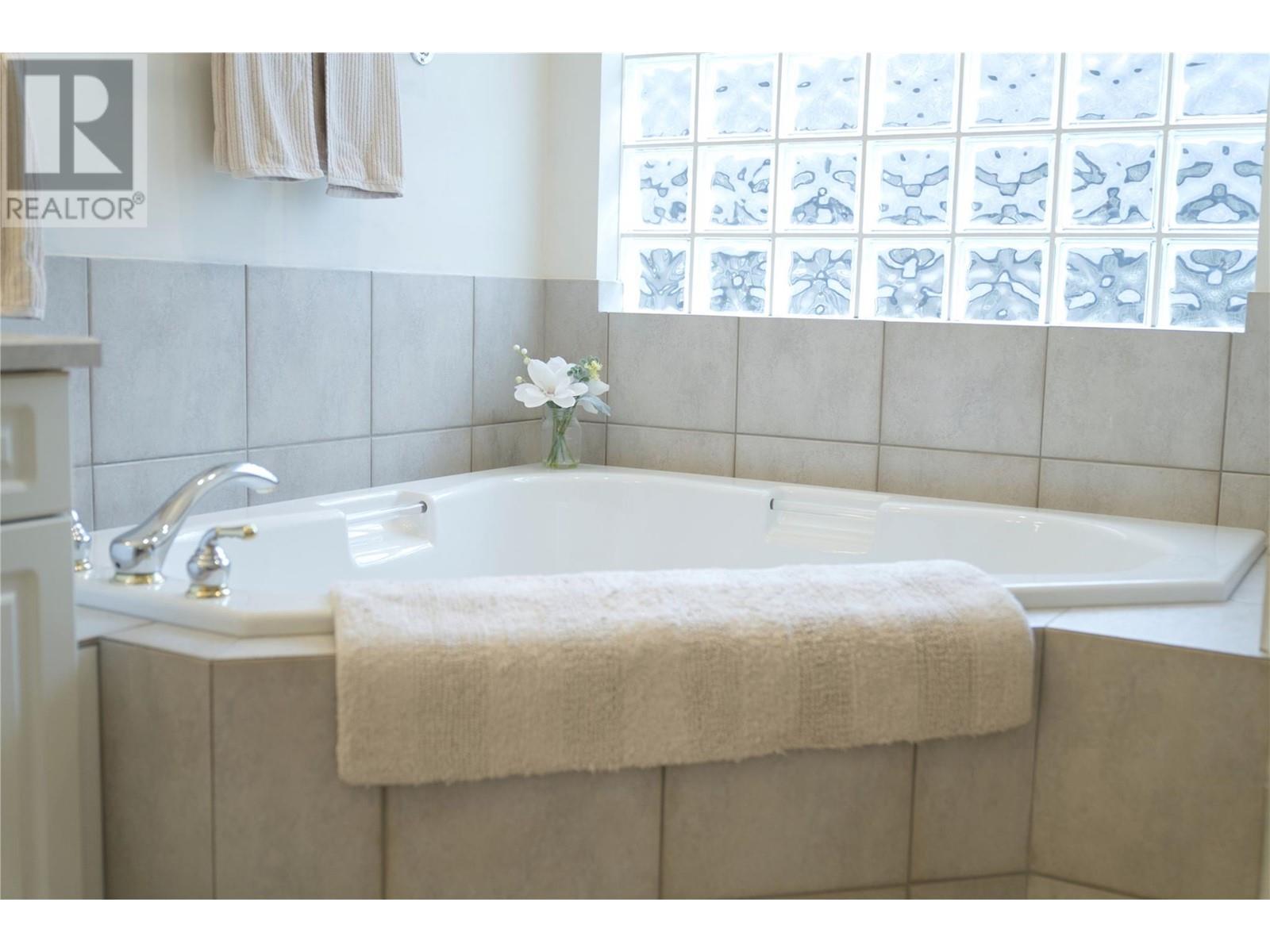 3905 Gallaghers Circle, Kelowna, British Columbia  V1W 3Z9 - Photo 24 - 10345835