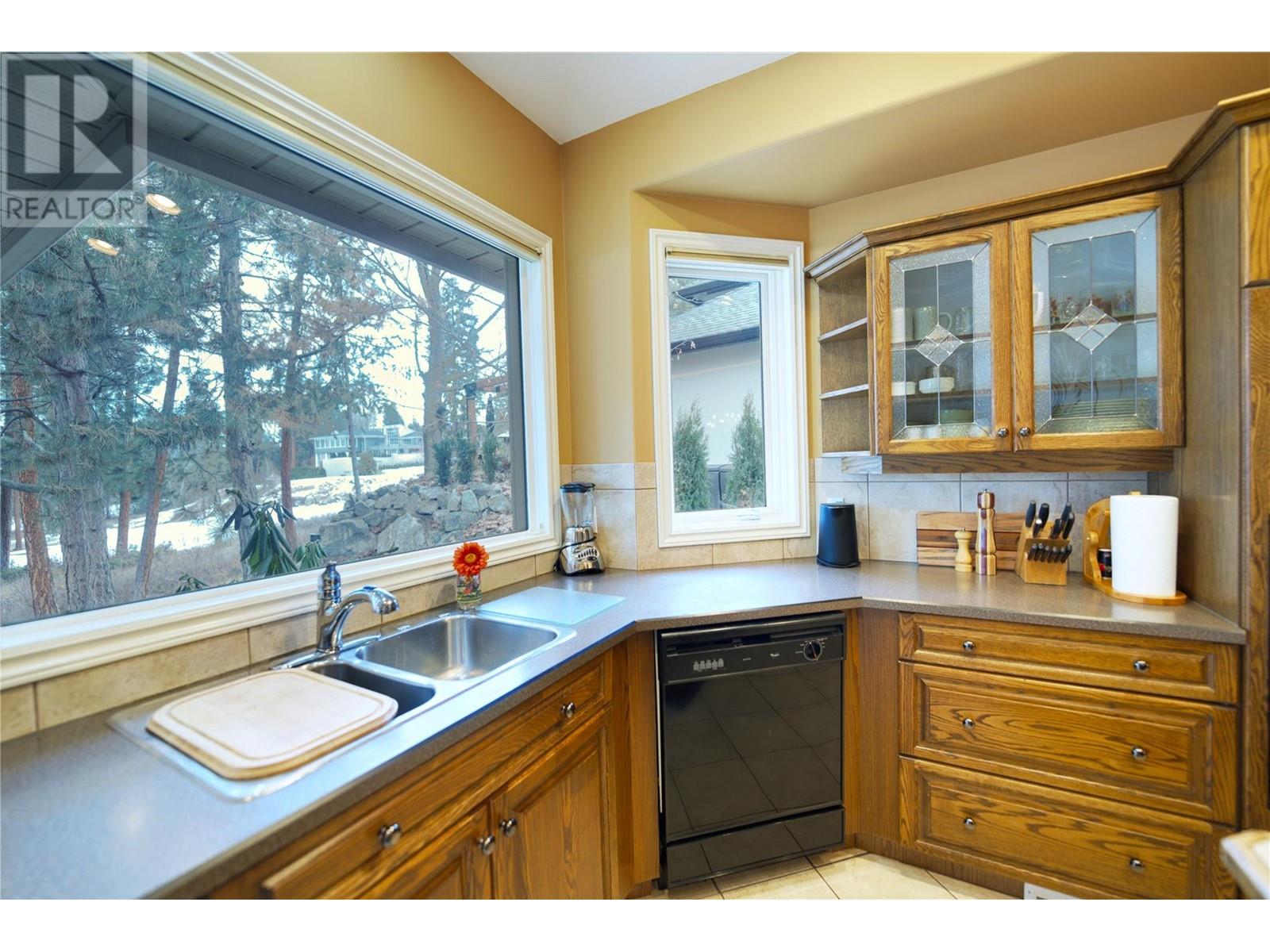 3905 Gallaghers Circle, Kelowna, British Columbia  V1W 3Z9 - Photo 9 - 10345835