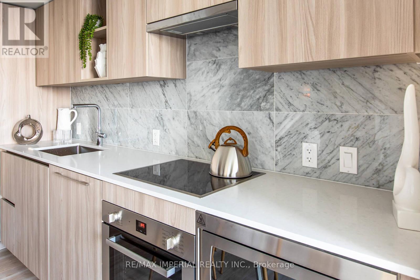 611 - 19 Bathurst Street, Toronto, Ontario  M5V 0N2 - Photo 3 - C12116791