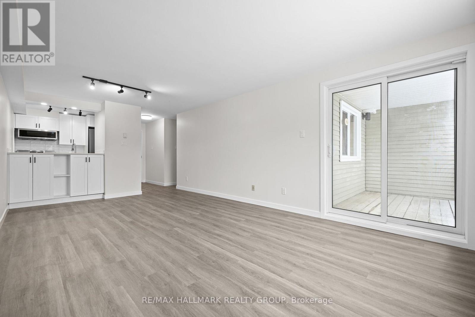 210 - 6434 Bilberry Drive, Ottawa, Ontario  K1C 4P5 - Photo 10 - X12117088