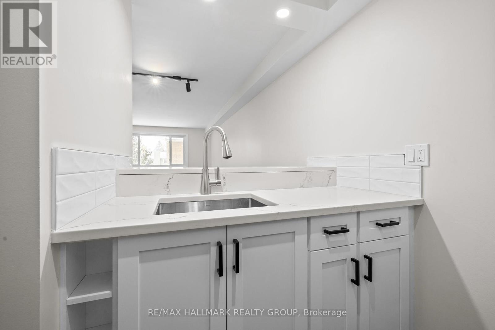 210 - 6434 Bilberry Drive, Ottawa, Ontario  K1C 4P5 - Photo 7 - X12117088