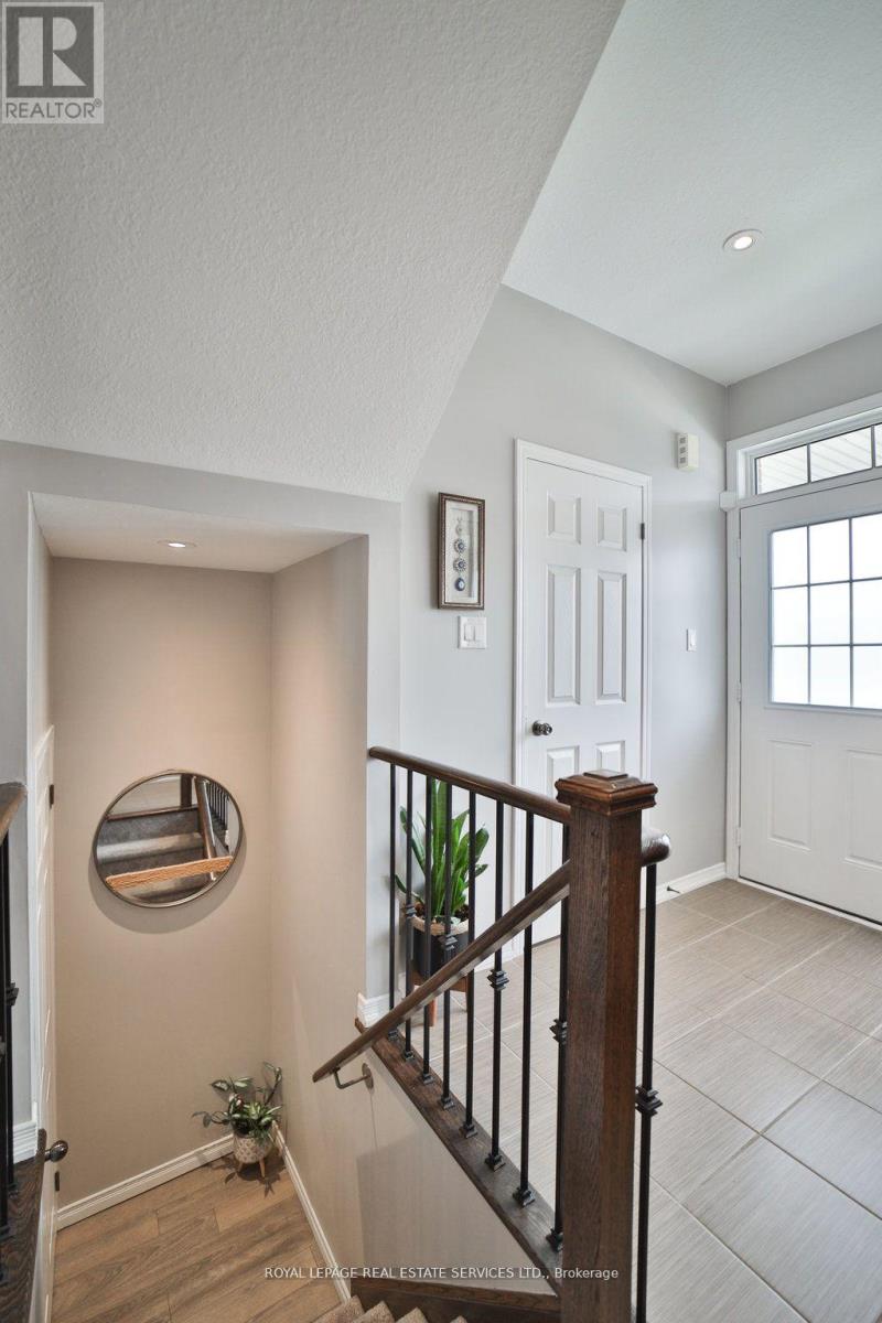 15 Mcallistar Drive, Hamilton (Binbrook), Ontario  L0R 1C0 - Photo 8 - X12116096