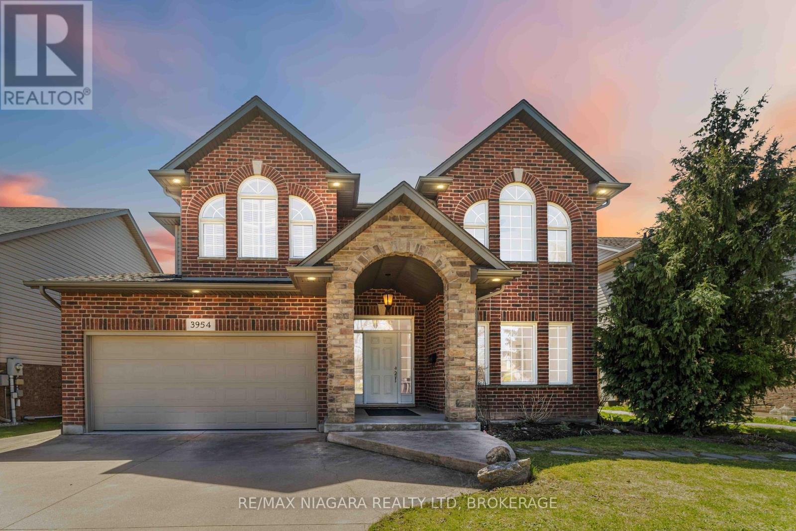 3954 Weinbrenner Road, Niagara Falls (Chippawa), Ontario  L2G 7Y3 - Photo 1 - X12117068