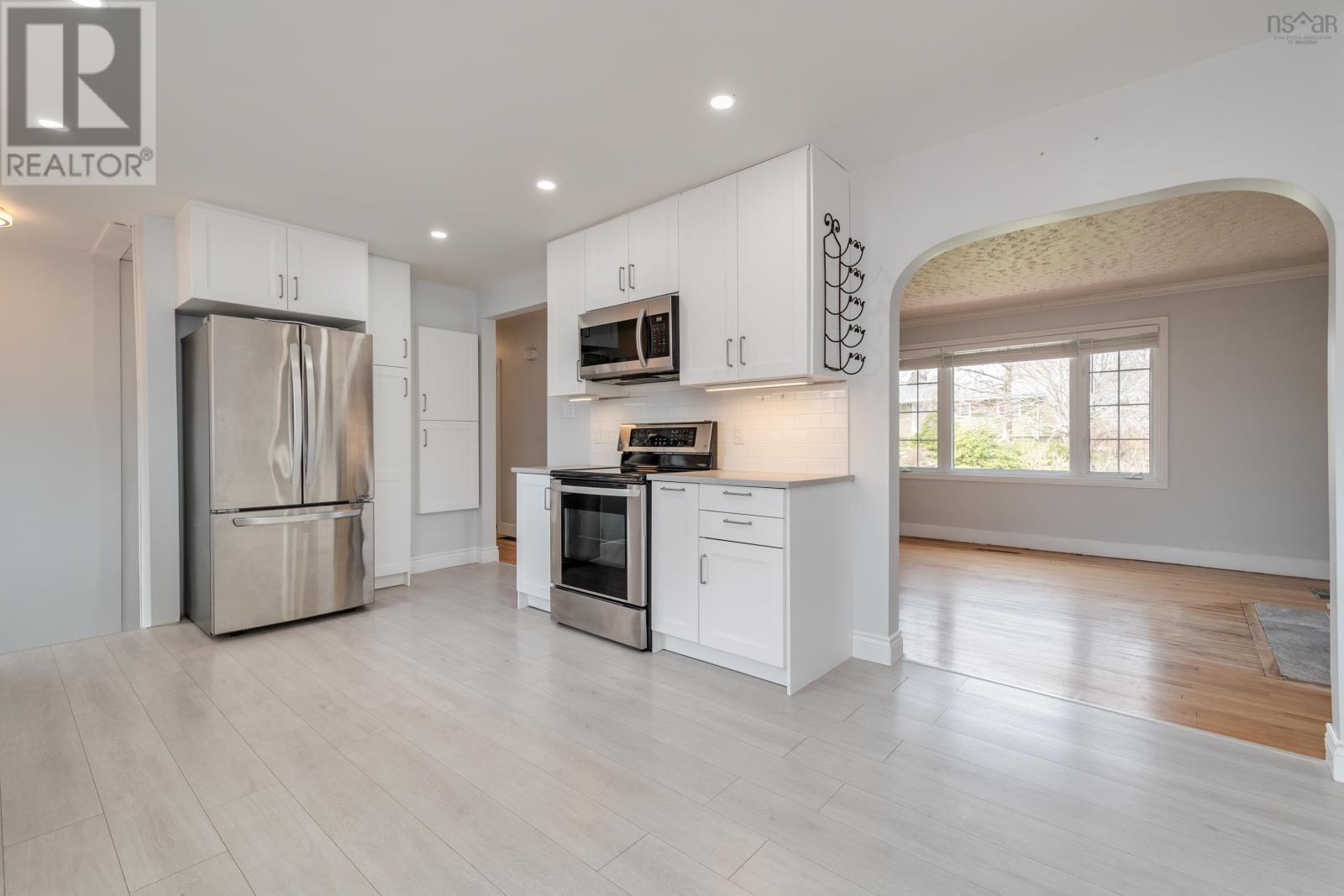 Property at 40 Oakwood Ave image 4