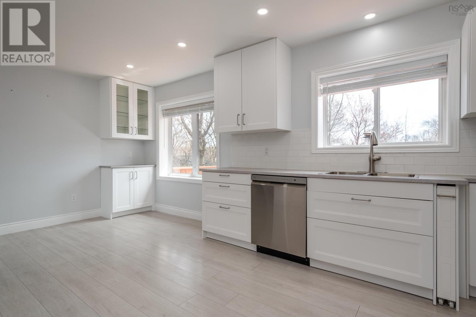 Property at 40 Oakwood Ave image 5