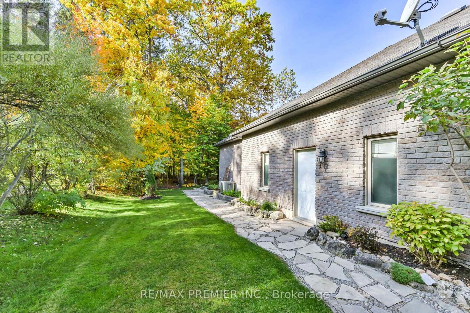 2 Hilltop Court, Springwater, Ontario  L0L 1Y3 - Photo 25 - S12116699