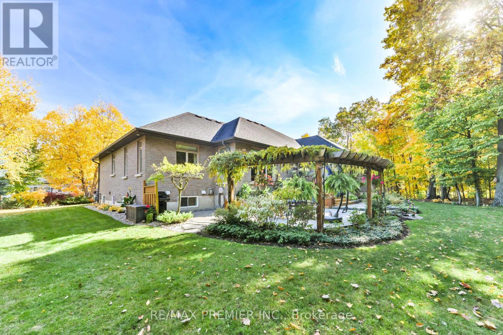 2 Hilltop Court, Springwater, Ontario  L0L 1Y3 - Photo 26 - S12116699